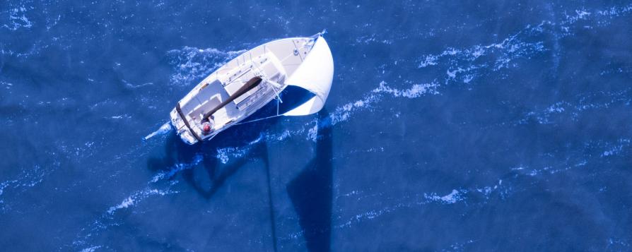 Vue aérienne d'un bateau navigant sur l'océan bleu