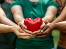 Des mains jointes qui tiennent un coeur