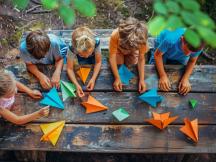Des enfants jouant avec des avions en papier