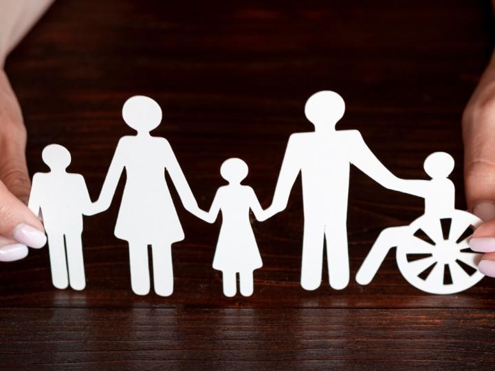 Des personnages en papier qui se donnent la main (c) freepik