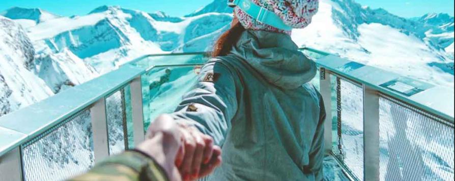 Une skieuse face à la montagne