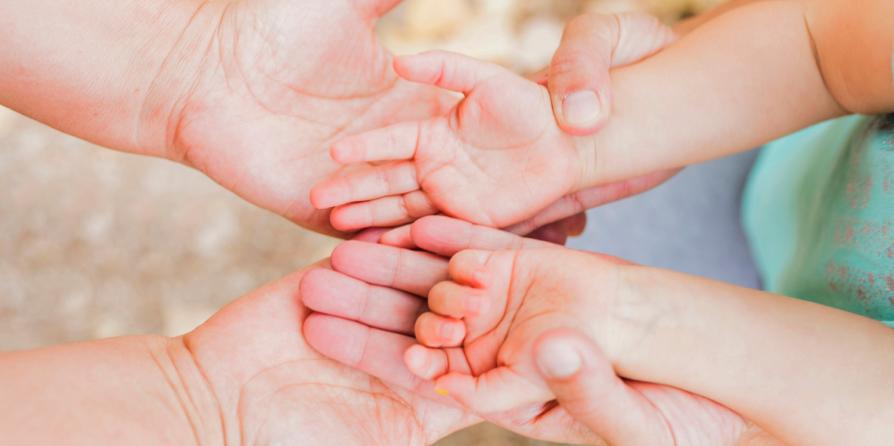des mains croisés enfants parents