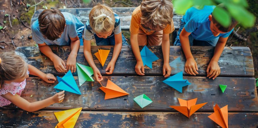 Des enfants jouant avec des avions en papier