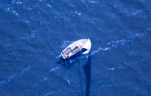 Vue aérienne d'un bateau navigant sur l'océan bleu
