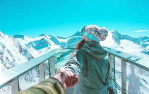 Une skieuse face à la montagne