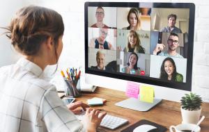Femme lors d'une vidéoconférence dans son bureau à domicile (c) rawpixel.com