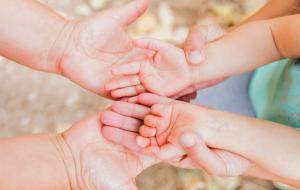des mains croisés enfants parents