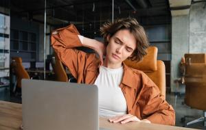 Une femme qui a mal au dos