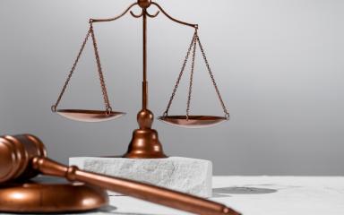 marteau et balance de la justice