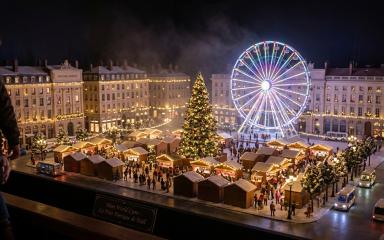 Un enfant observe un monde miniature illuminé avec une grande roue.