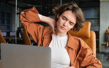 Une femme qui a mal au dos